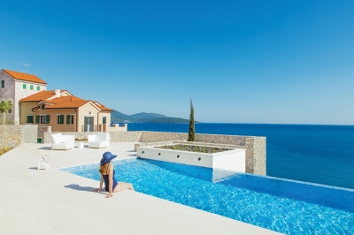 Pool mit Meerblick in Luštica Bay (Luštica Development A.D. (PR Fotos))  Copyright 
Infos zur Lizenz unter 'Bildquellennachweis'